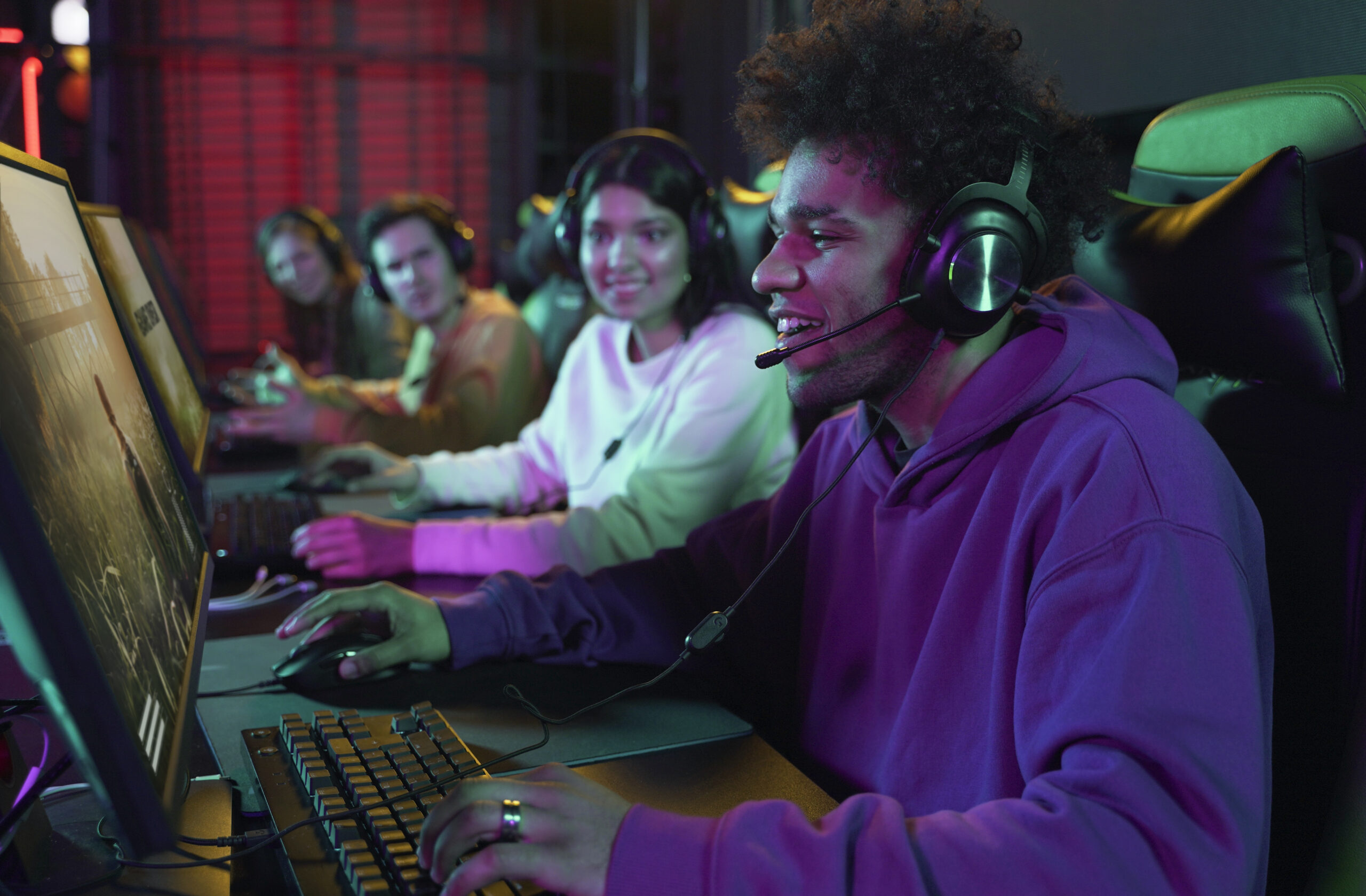 medium-shot-people-playing-videogames medium-shot-people-playing-videogames