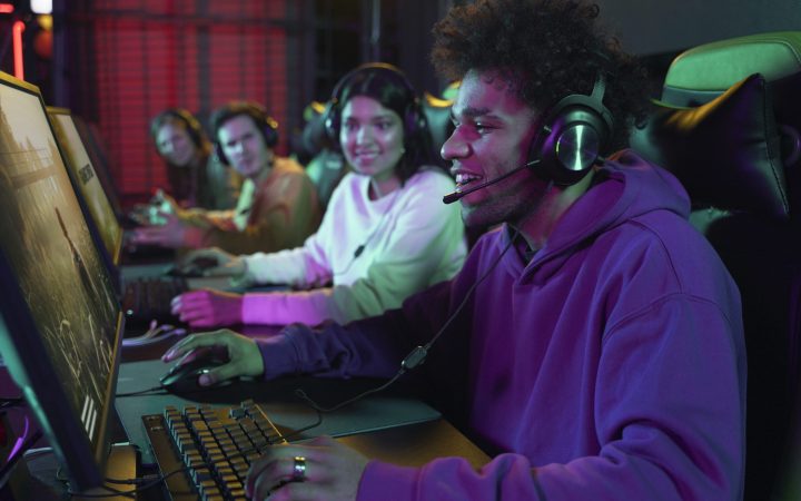 medium-shot-people-playing-videogames